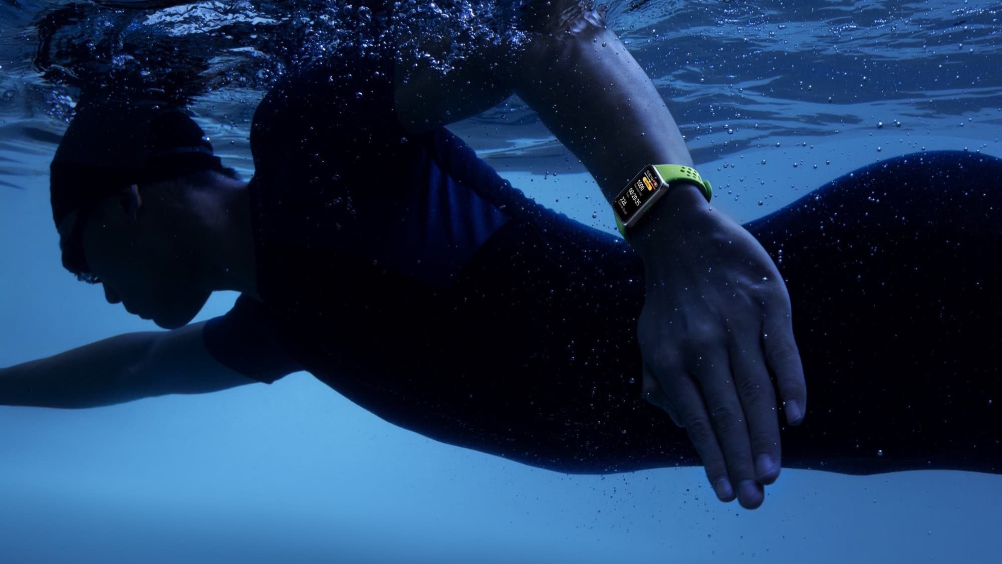 Swimmer wearing HUAWEI Band 10