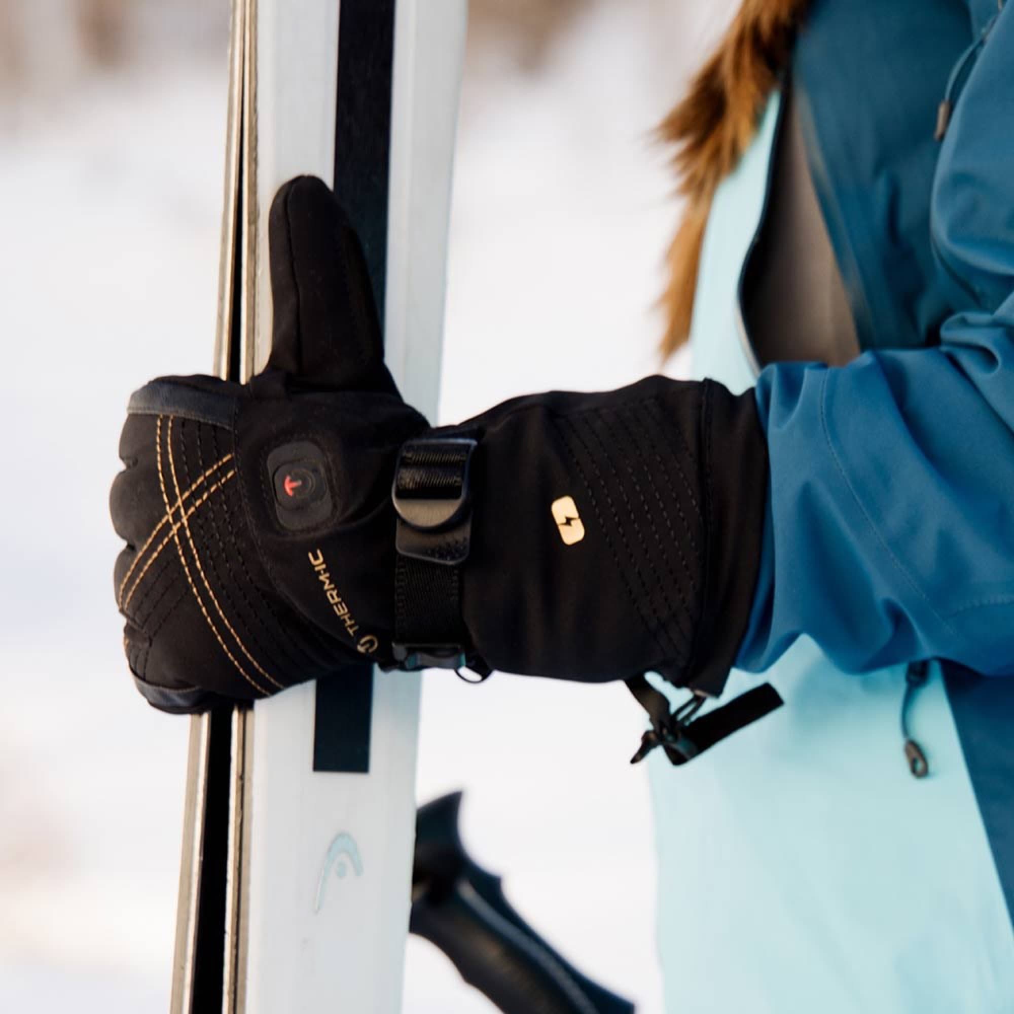 The women's glove on the slopes