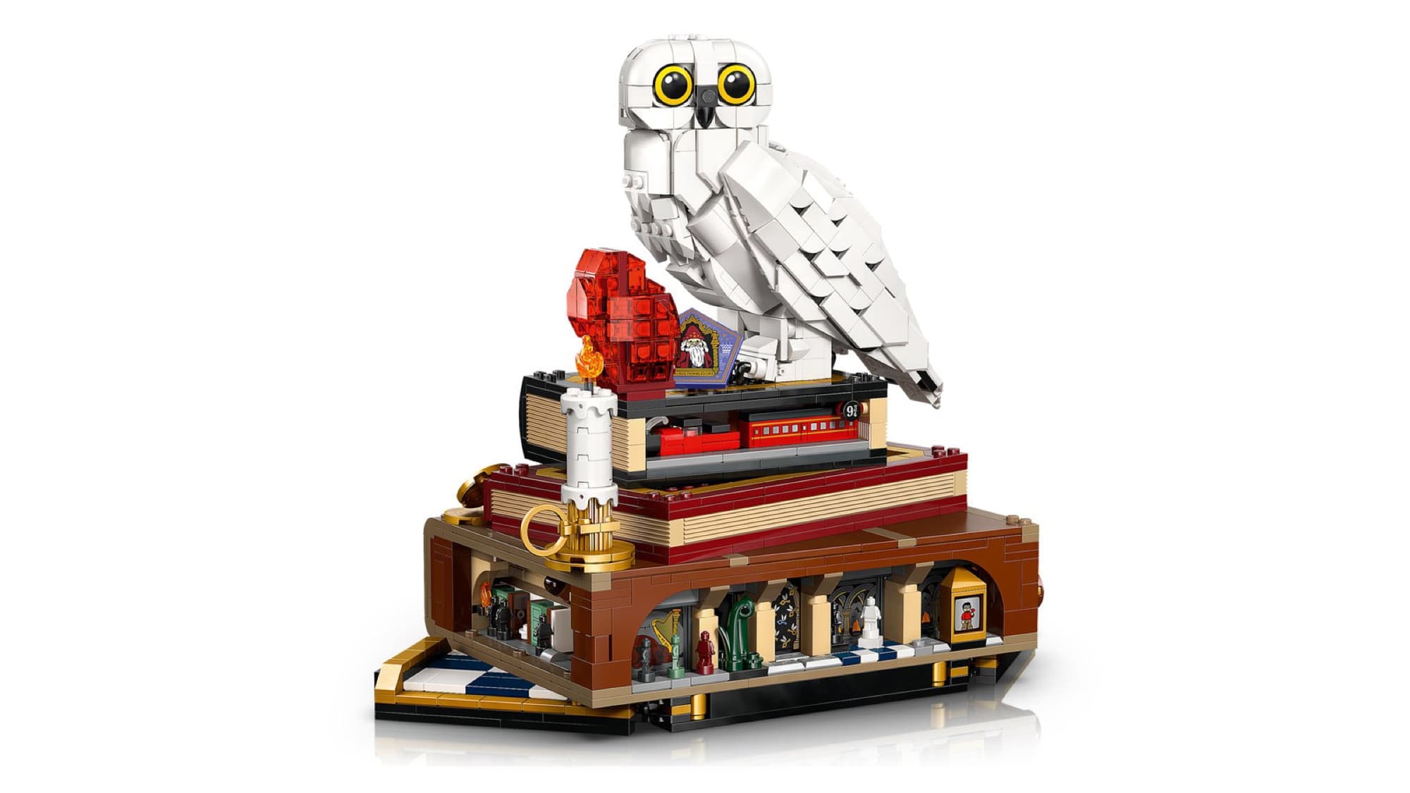 Hedwig on Harry's trunk – detail 3