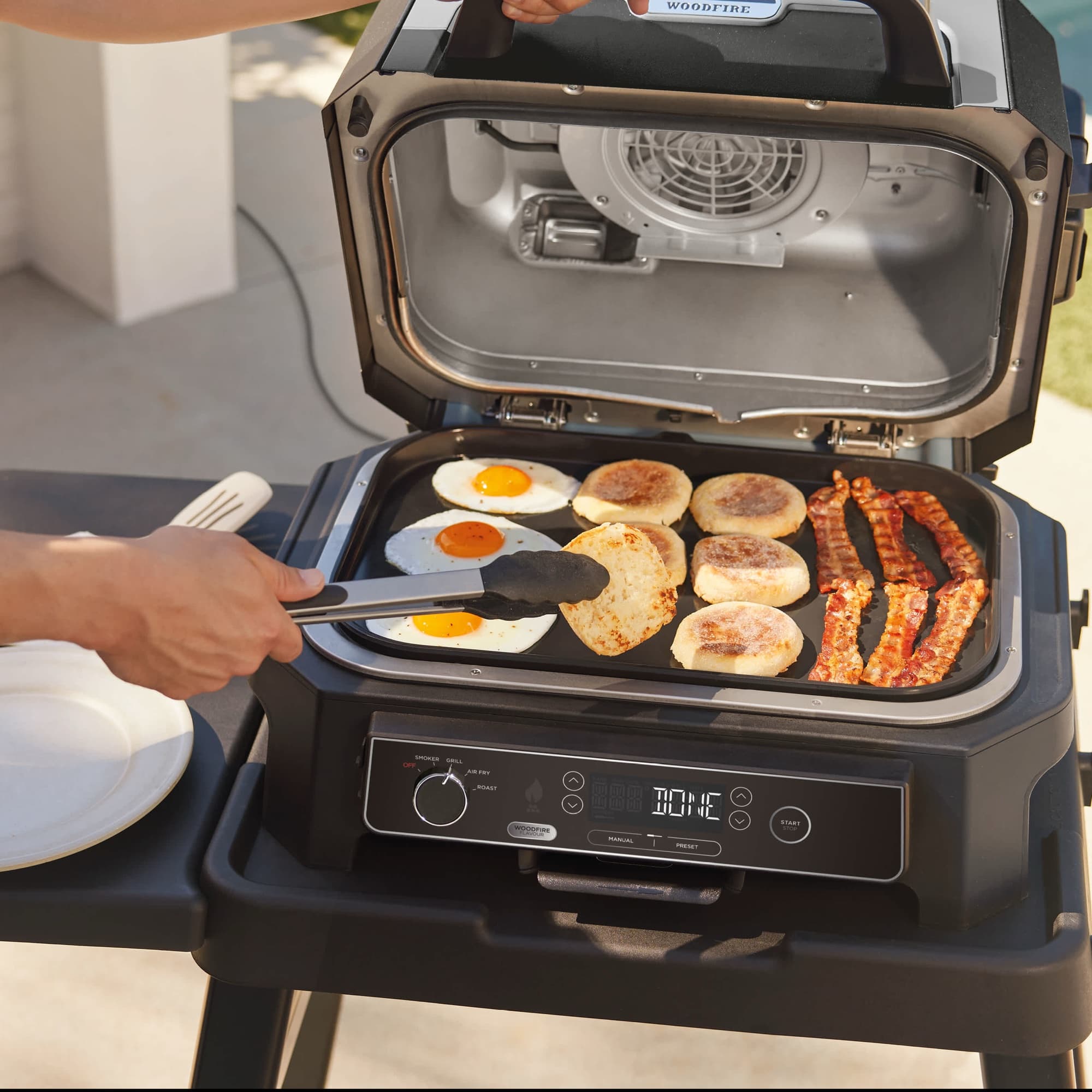 Eggs, bacon and pancakes on the flat plate in the XL grill