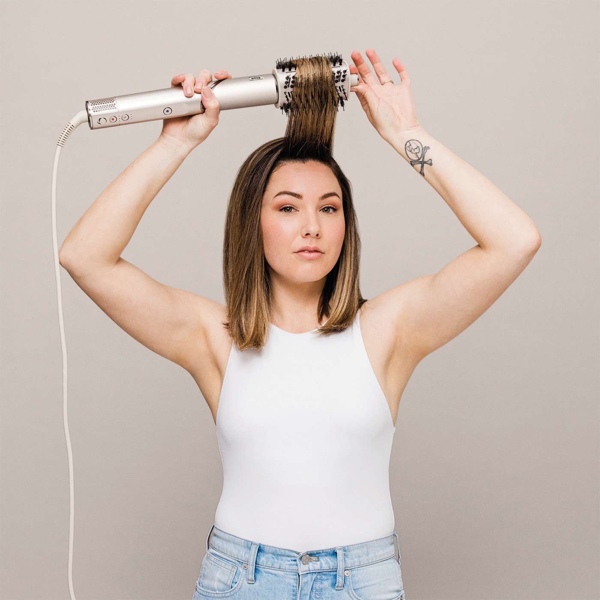 Blow-drying with FlexStyle and the oval brush