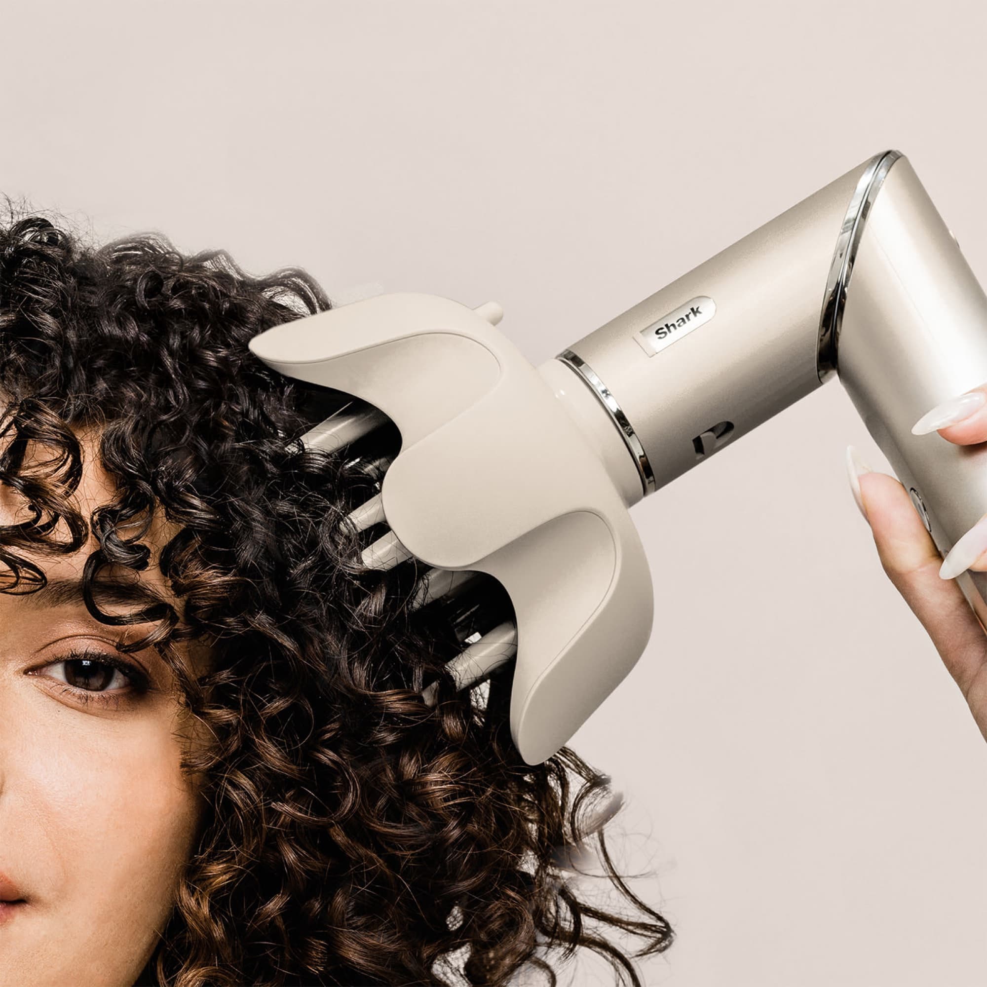 The diffuser drying curly hair