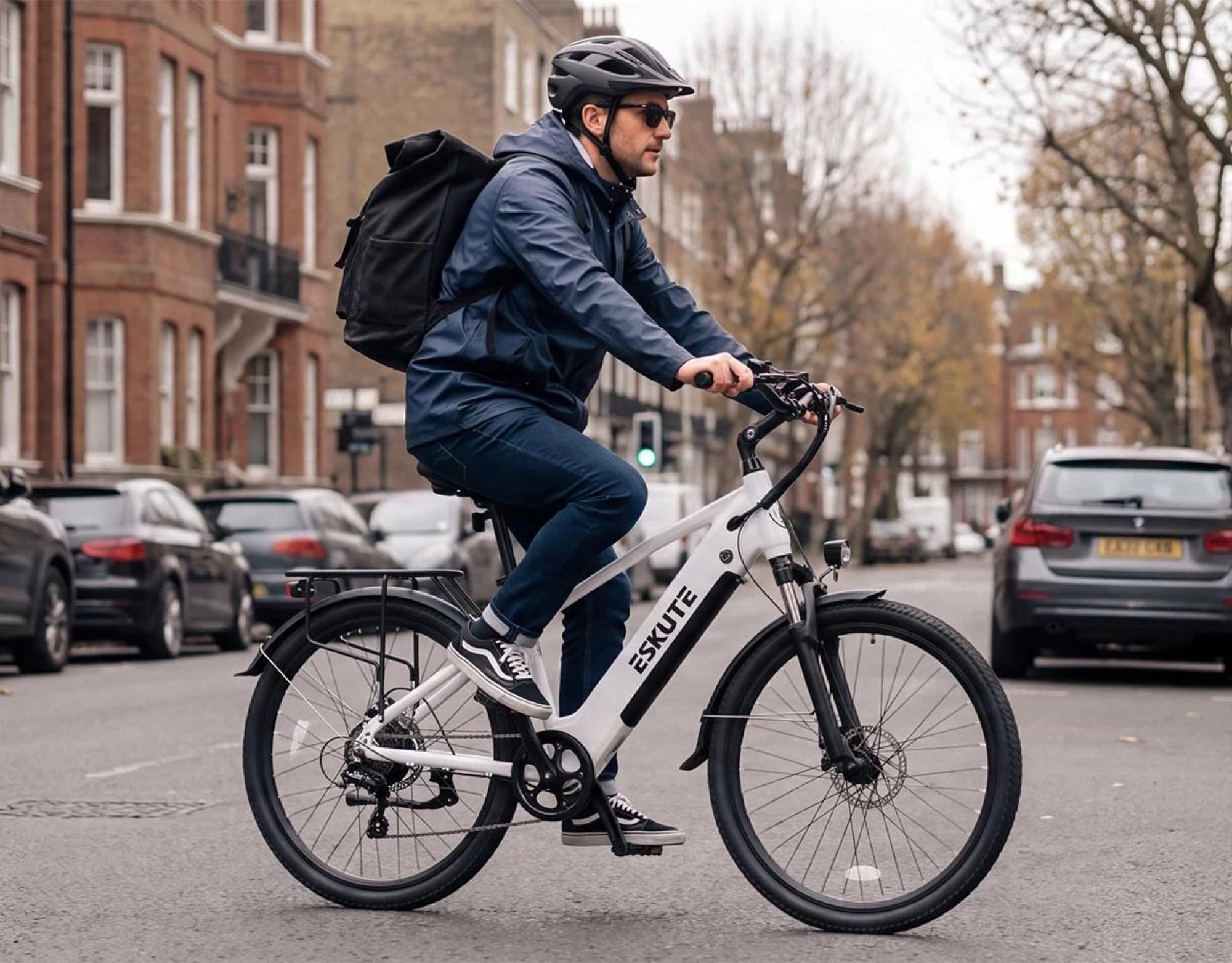 Rider on the Eskute C202 step-over in the city