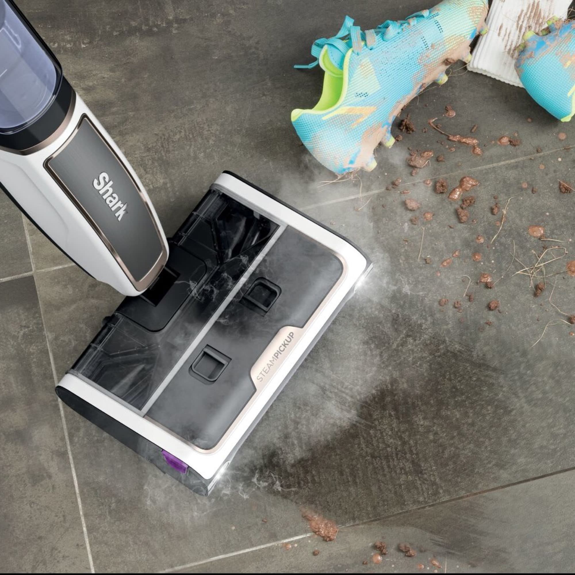 Steam and brush roll handle dry and wet dirt on tiles