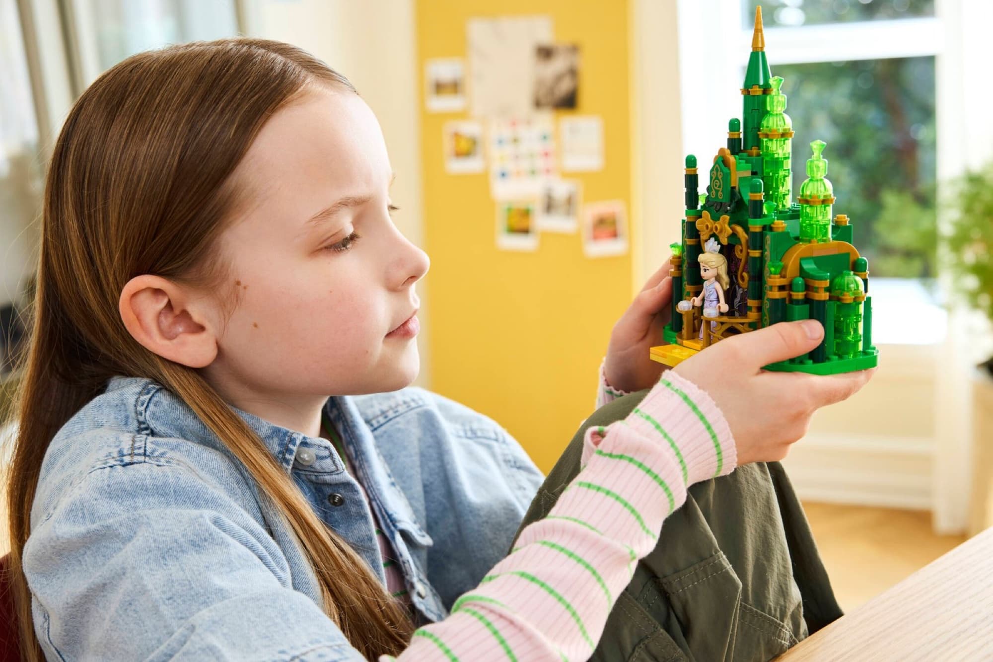 LEGO Emerald City and Kiamo Ko being built and played with