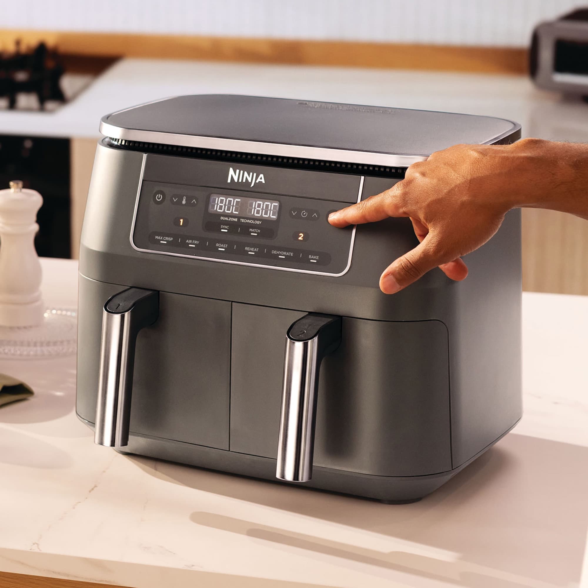 Finger setting the temperature, 180 °C in both zones