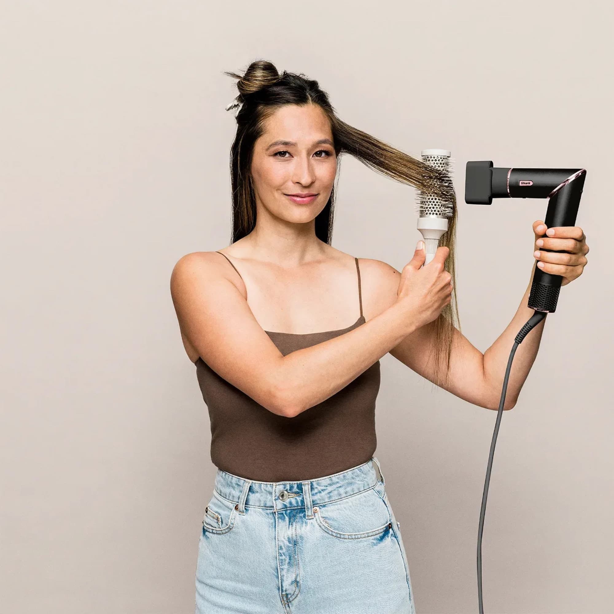 Blow-drying with the oval brush